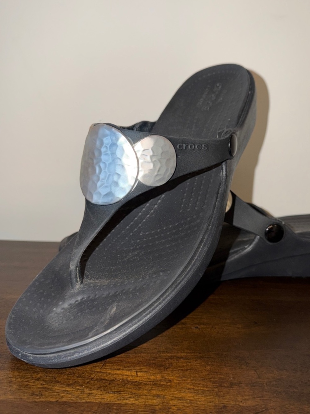 Crocs Women's Size 11 Sanrah Wedge Flip Flop Sandals Black/Hammered Silver Mint